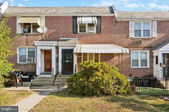 multi unit property featuring a front yard