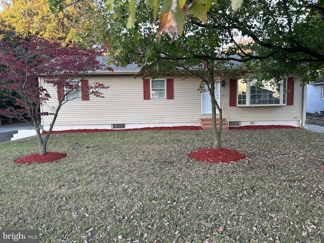 view of front of house with a front lawn