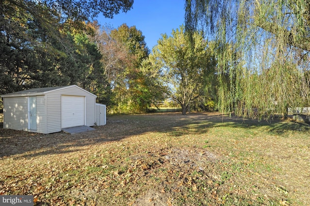 view of yard featuring a storage shed