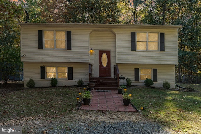 split foyer home with a front yard