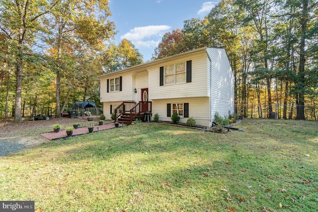 split foyer home with a front yard