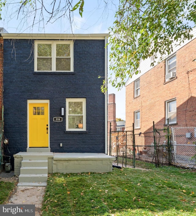 view of front facade featuring a front yard