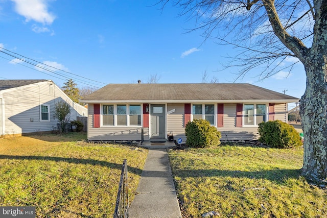 view of front of home featuring a front lawn