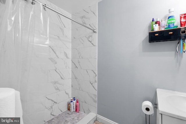 bathroom featuring a shower with curtain and vanity