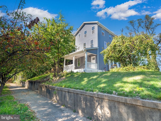 view of front of property featuring a front lawn and a porch