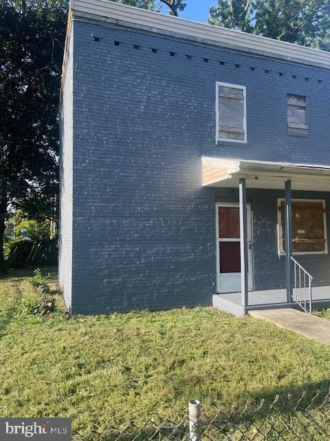 view of front facade featuring a front yard