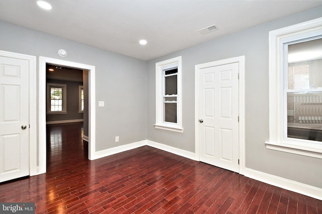 unfurnished room featuring dark wood-type flooring, baseboards, a smoke detector, and recessed lighting