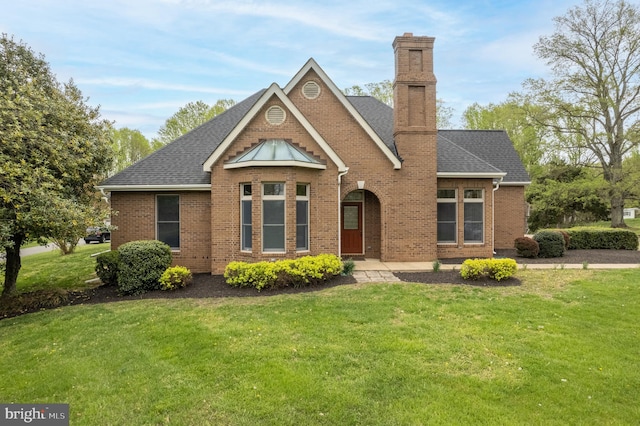 view of front of property with a front yard