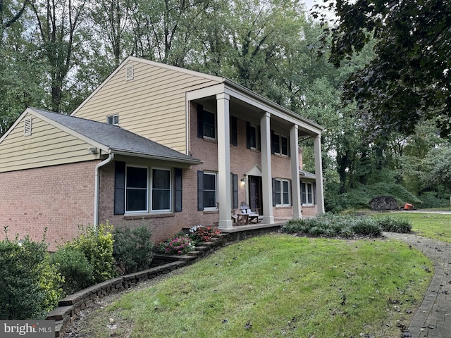 view of front of house featuring a front lawn