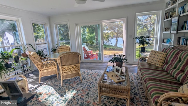 sunroom with ceiling fan