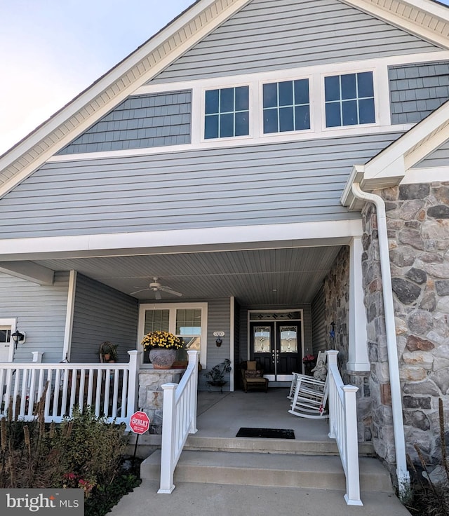 entrance to property featuring a porch and ceiling fan