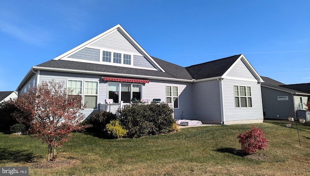 view of front of property featuring a front yard