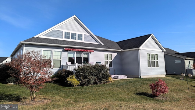 view of front facade featuring a front lawn