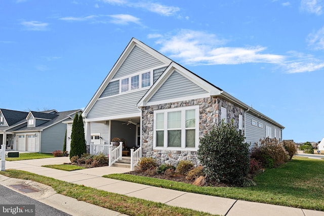 view of front of property with ceiling fan, a porch, and a front lawn