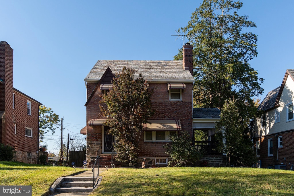 view of front facade featuring a front lawn