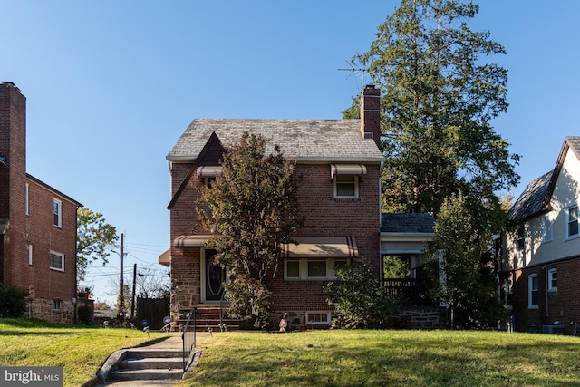 view of front facade featuring a front lawn