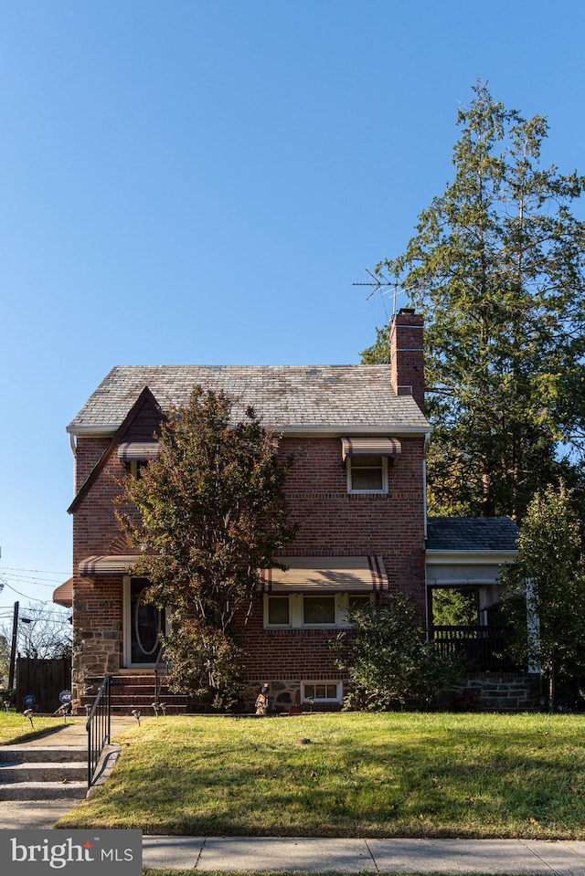 view of front of property featuring a front lawn