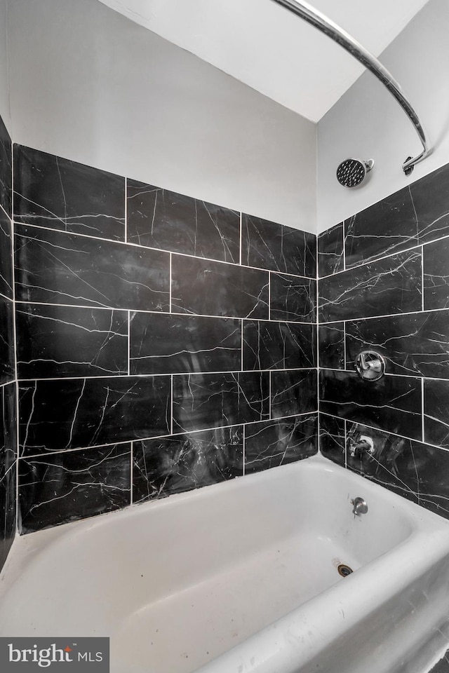 bathroom featuring tiled shower / bath combo