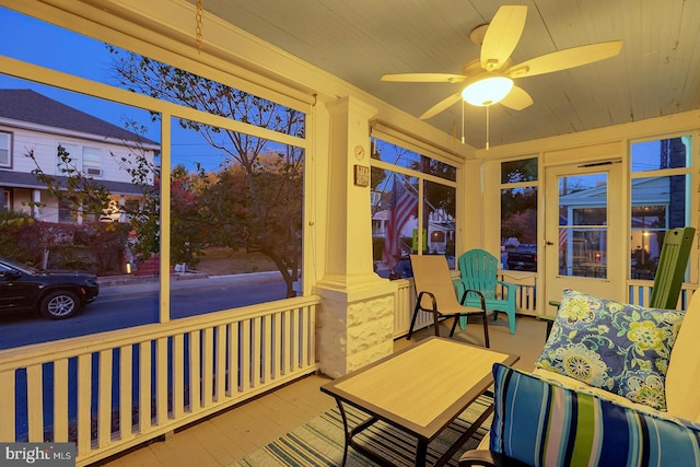 sunroom with ceiling fan