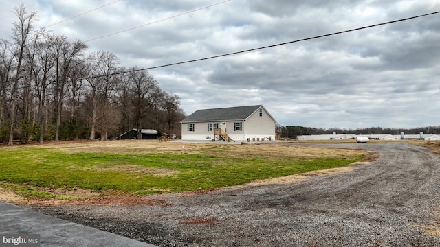 view of front of home featuring a front yard