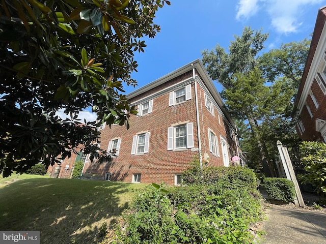 view of side of property featuring a yard