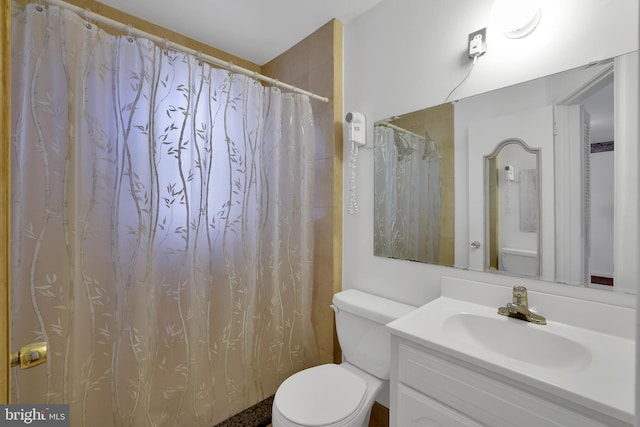 bathroom featuring a shower with curtain, vanity, and toilet