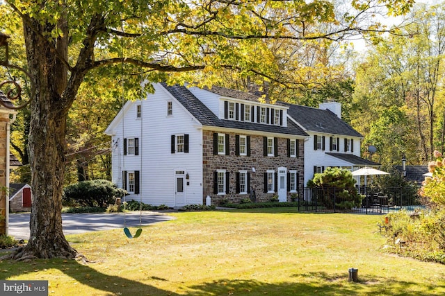 view of front facade featuring a front lawn