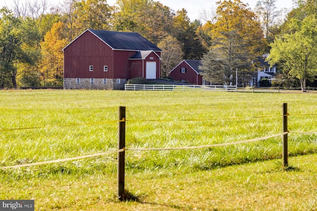 view of yard featuring a rural view