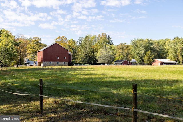 view of yard featuring a rural view