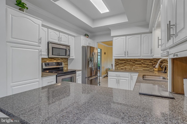 kitchen featuring sink, white cabinets, kitchen peninsula, and stainless steel appliances