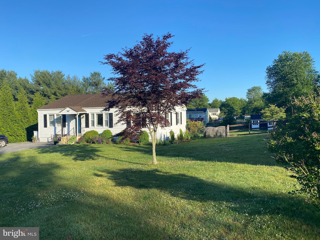 view of front of home featuring a front lawn