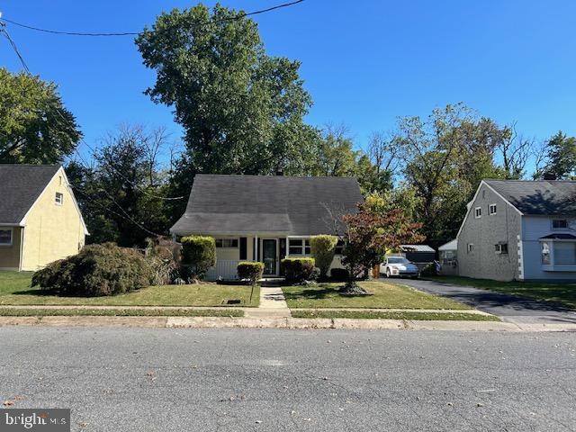 view of front of property featuring a front lawn