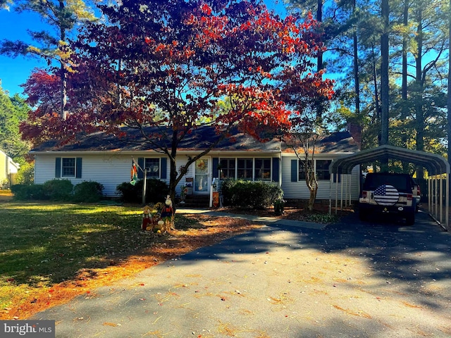 view of front facade featuring a front yard and a carport