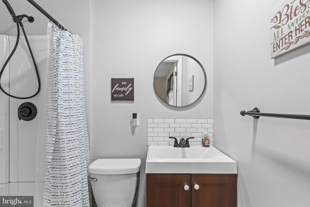 bathroom with toilet, decorative backsplash, vanity, and a shower with shower curtain