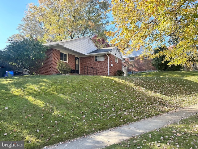 view of front facade featuring a front yard