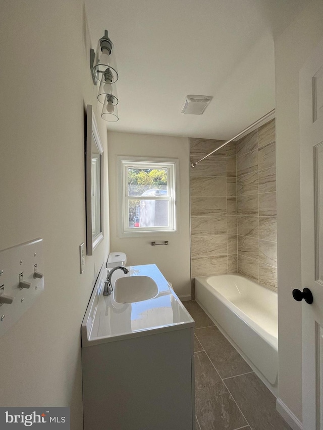 bathroom with vanity and tiled shower / bath