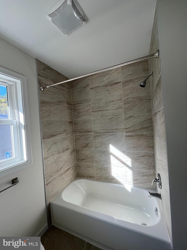 bathroom featuring tiled shower / bath