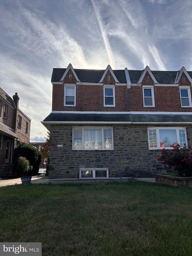 exterior space featuring a front yard