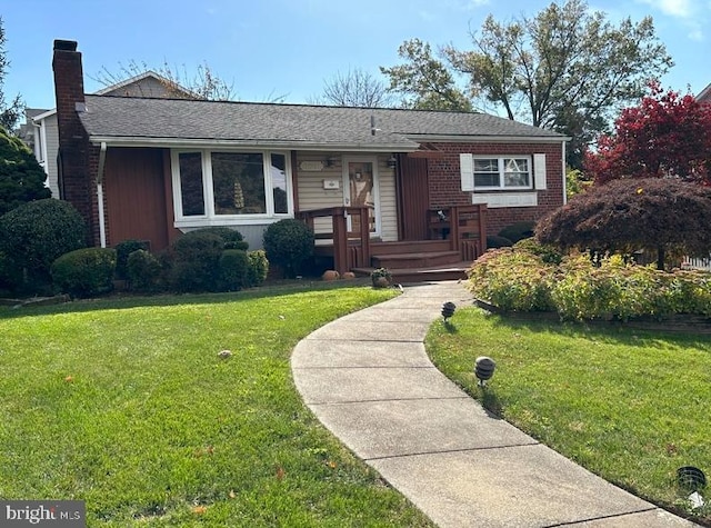 view of front of home with a front lawn