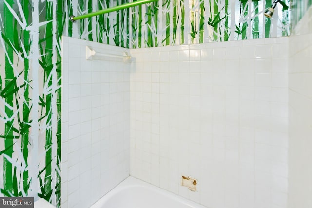 bathroom with tiled shower / bath combo