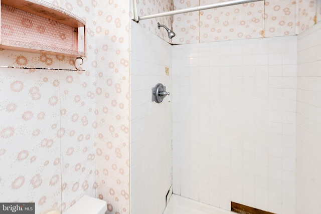 bathroom featuring tiled shower