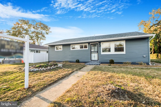 single story home with a front lawn