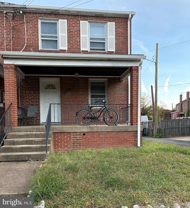 view of front of home featuring a porch and a front yard