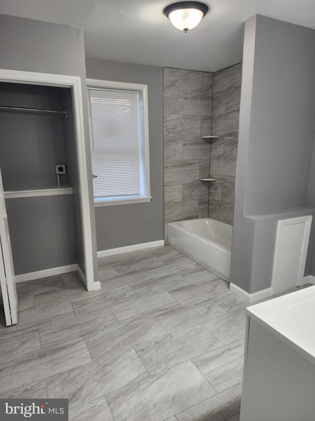 bathroom featuring tiled shower / bath combo