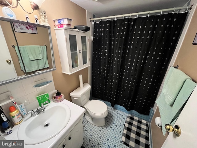 bathroom with vanity, curtained shower, and toilet