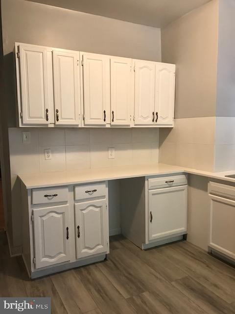 kitchen featuring dark wood-type flooring, tasteful backsplash, and white cabinets