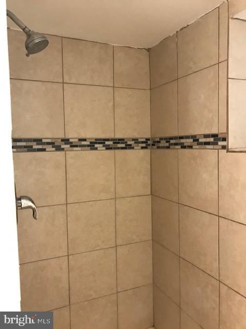 details featuring tiled shower