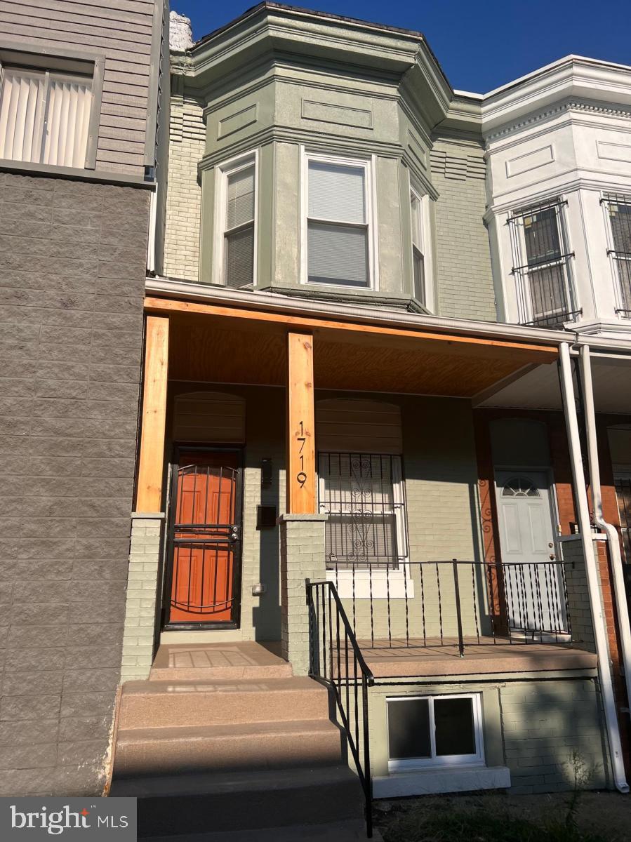 view of front of property featuring covered porch