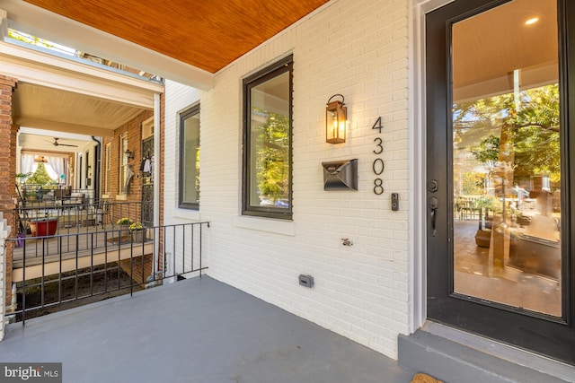 property entrance featuring a porch