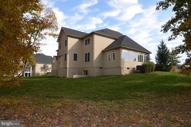 back of house featuring a yard